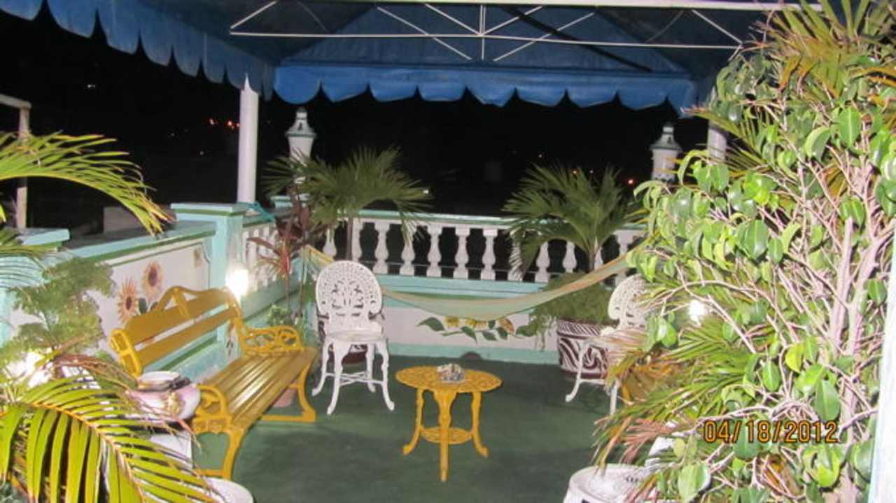 Terraza dos para descanso y diferentes vistas Hostal y Casa La Milagrosa