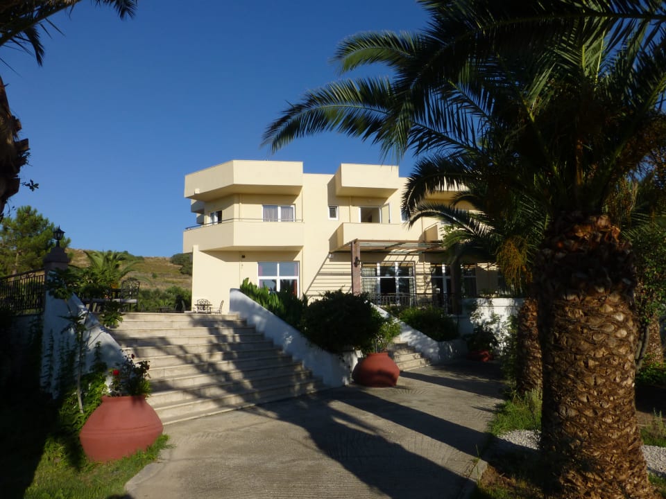 Blick vom Pool auf das Hauptgebäude Aphrodite Hotel