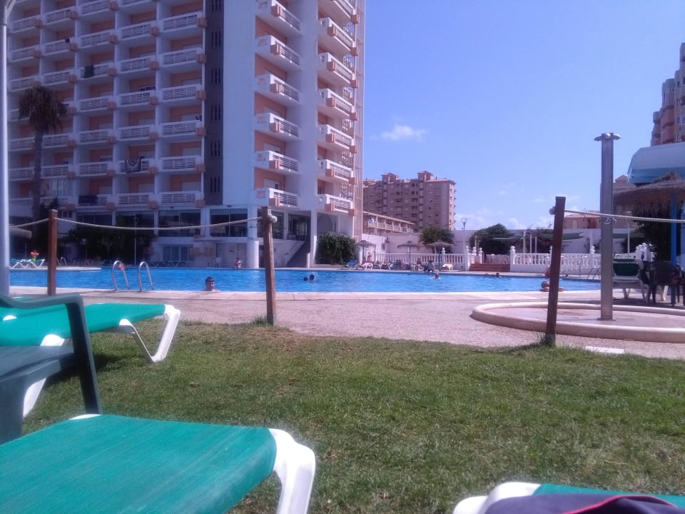 Leżaki przy basenie Izán Cavanna Hotel