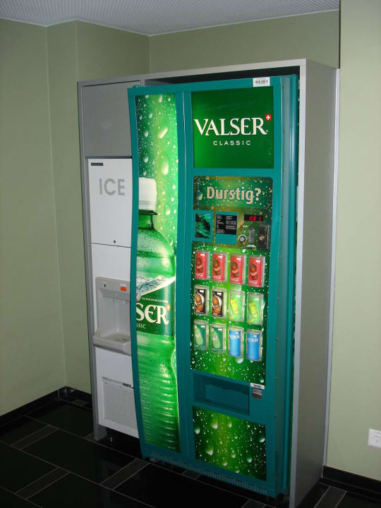 Getränkeautomat auf der Etage am Liftausgang Holiday Inn Bern - Westside