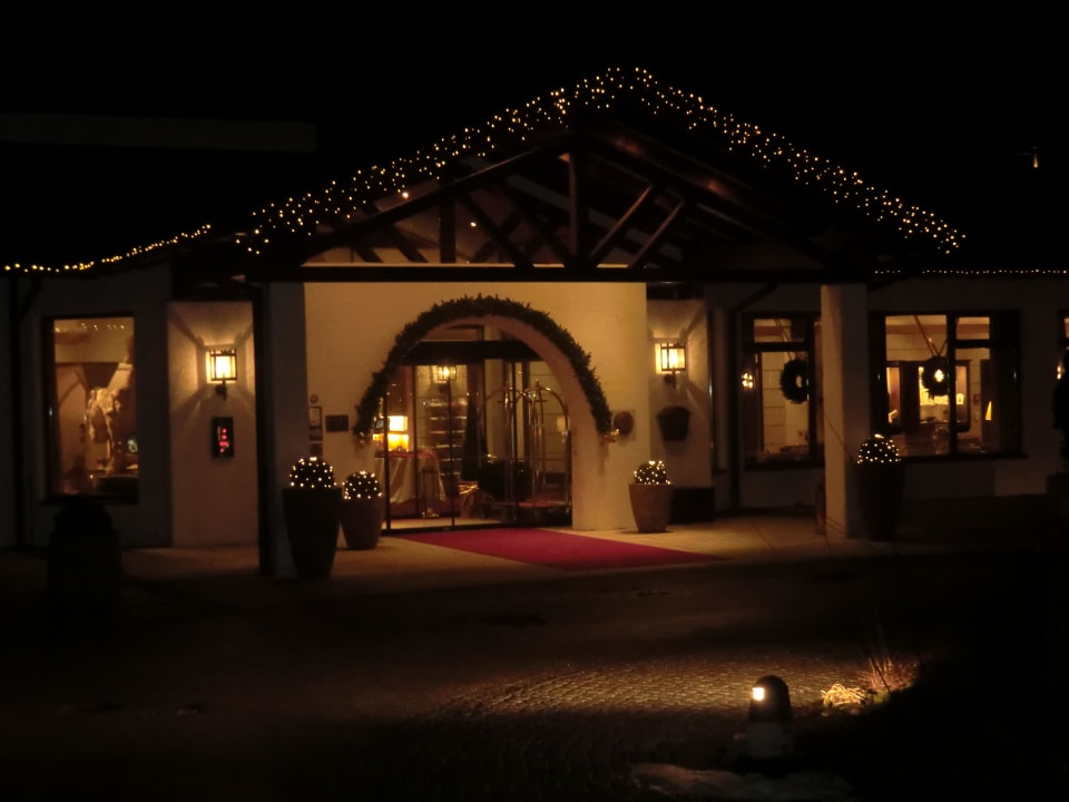 Roter Teppich am Eingang Alpenhof Murnau