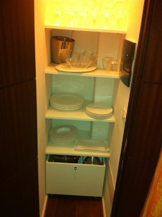Einbauschrank mit Tellern und Gläsern Apartments Platinhome Ricasoli