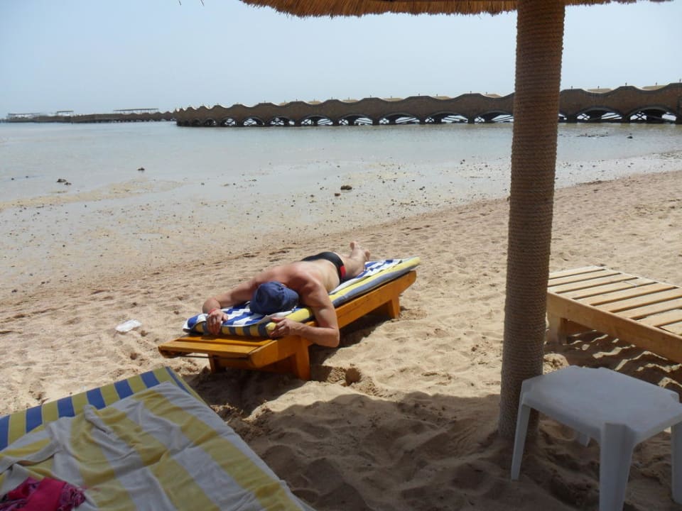 Вид с пляжа на пирс Hotel Titanic Palace