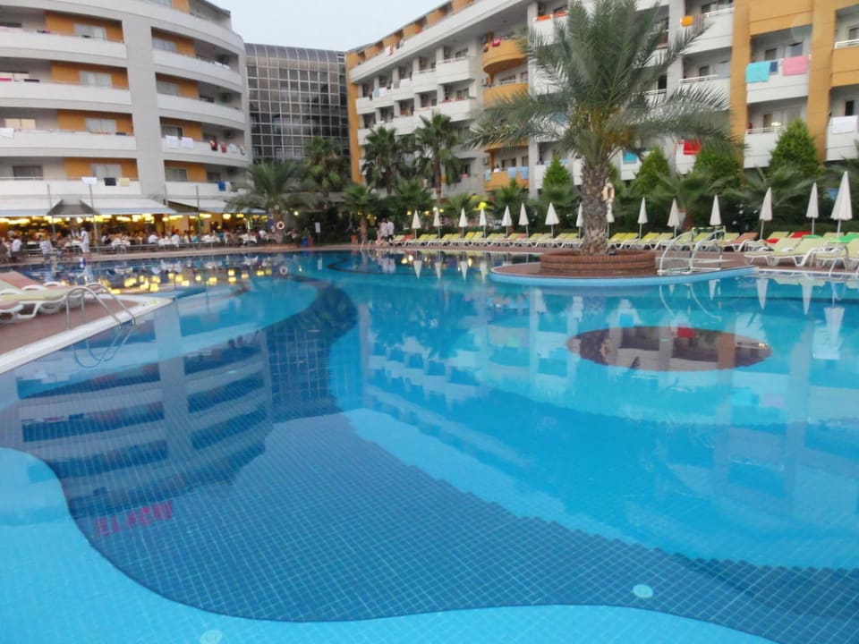 Pool und Hotel My Home Resort