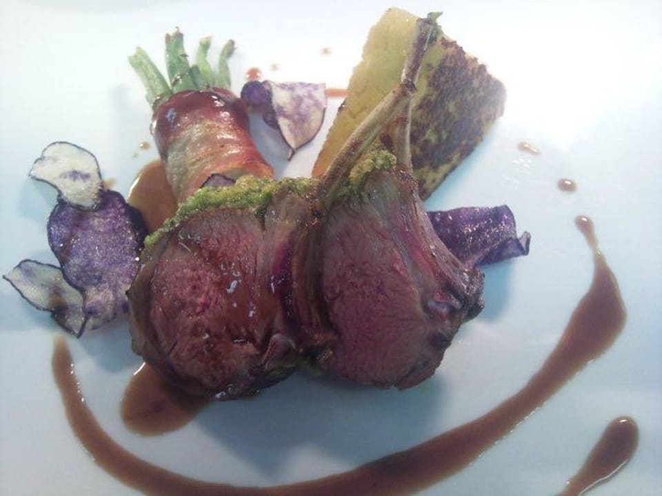 Weidelammkarree mit gegrillter Rosmarinpolenta Hotel Chalet Mirabell