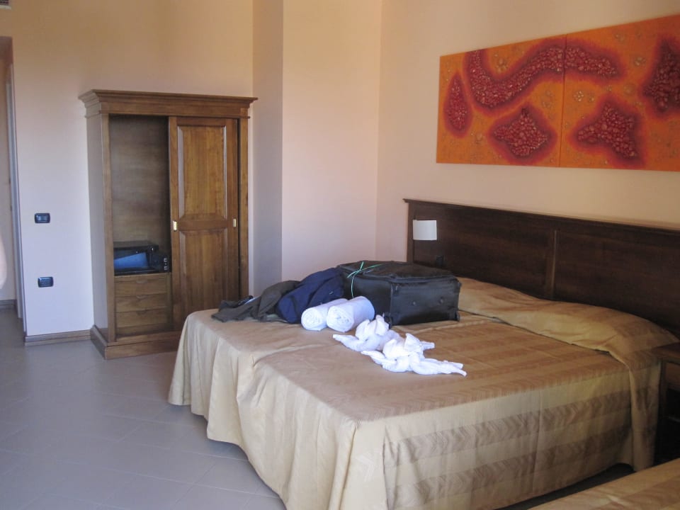 Doppelbett mit Schrank und Safe Tropis Hotel