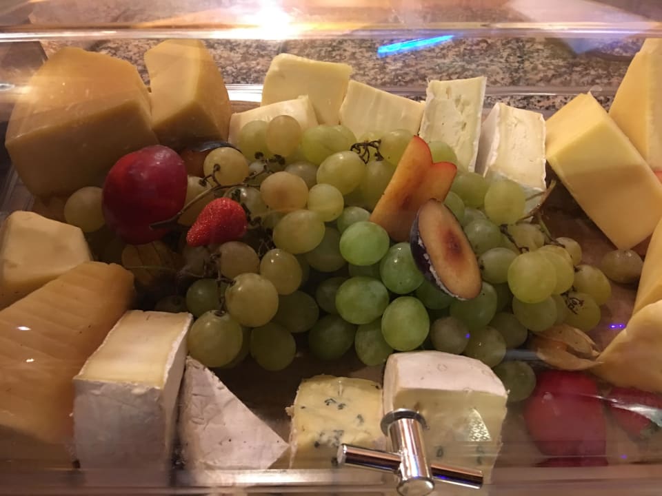 Käseplatte mit Obstresten als Dekoration Gut Wenghof - Family Resort