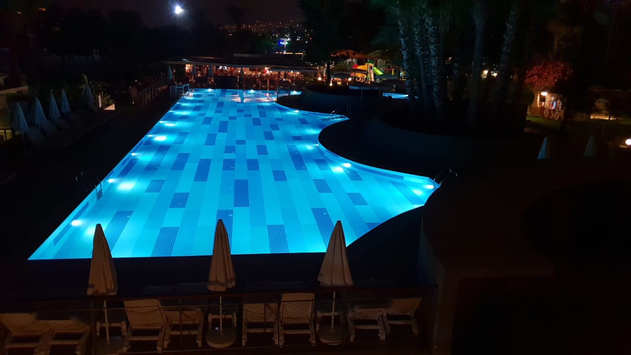 Der Hauptpool nachts. Labranda Alantur Resort