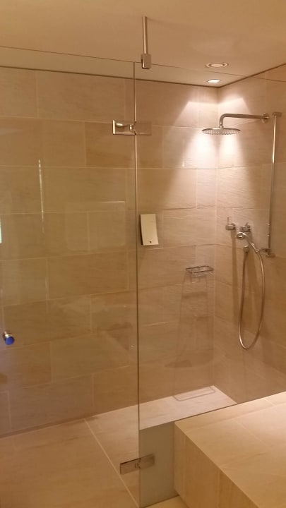 Modern, großzügiges Badezimmer Hotel Steffisalp