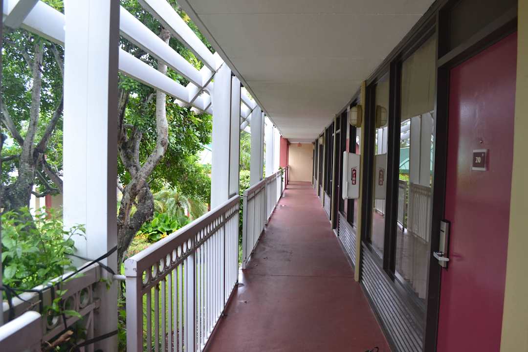 Gang zu den Zimmern Hotel Ramada Inn of Naples