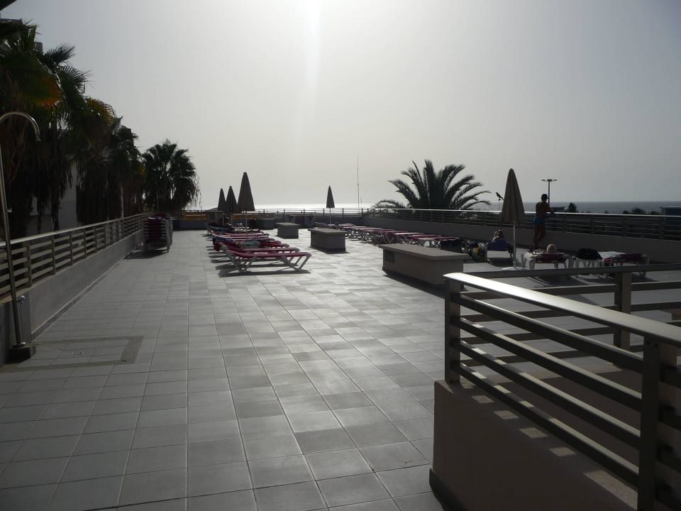 Sonnenterrasse mit Sonnenliegen Servatur Alameda de Jandía