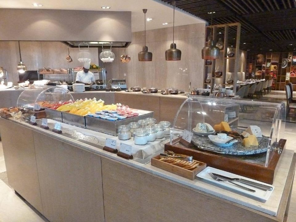 Frühstück im Cafe Knosh The Leela Ambience Convention Hotel Delhi