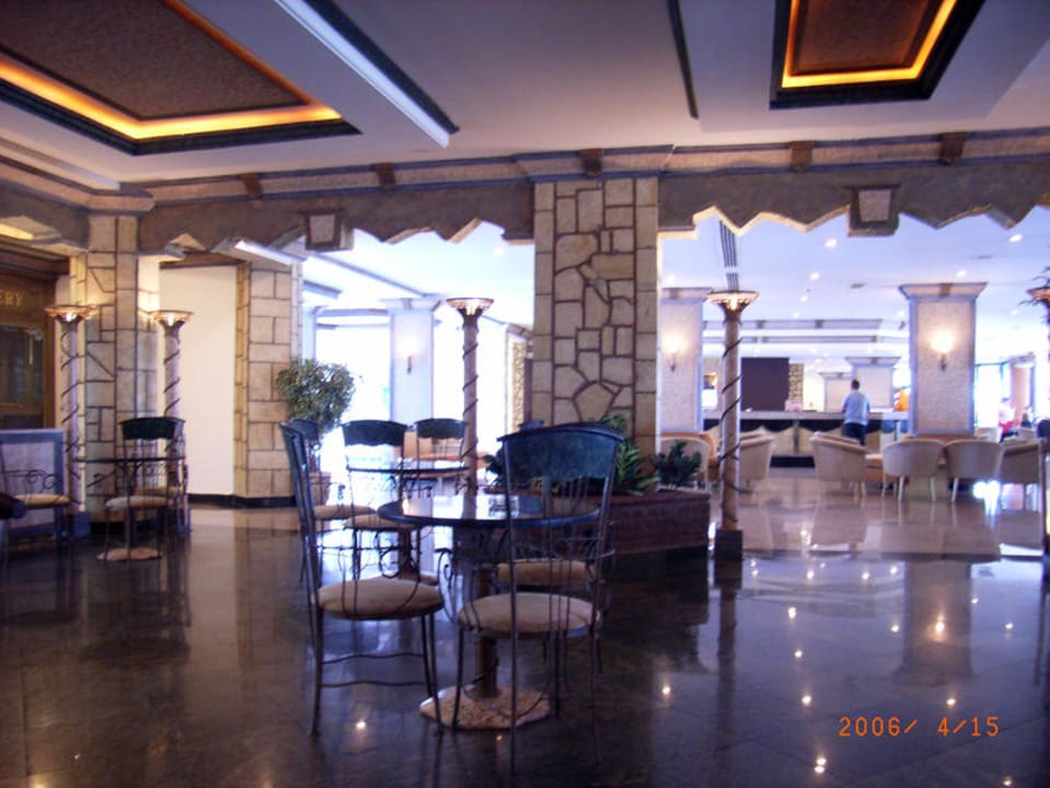 Ein Teil der Lobby Bar und der Rezeption Sunrise Resort Hotel