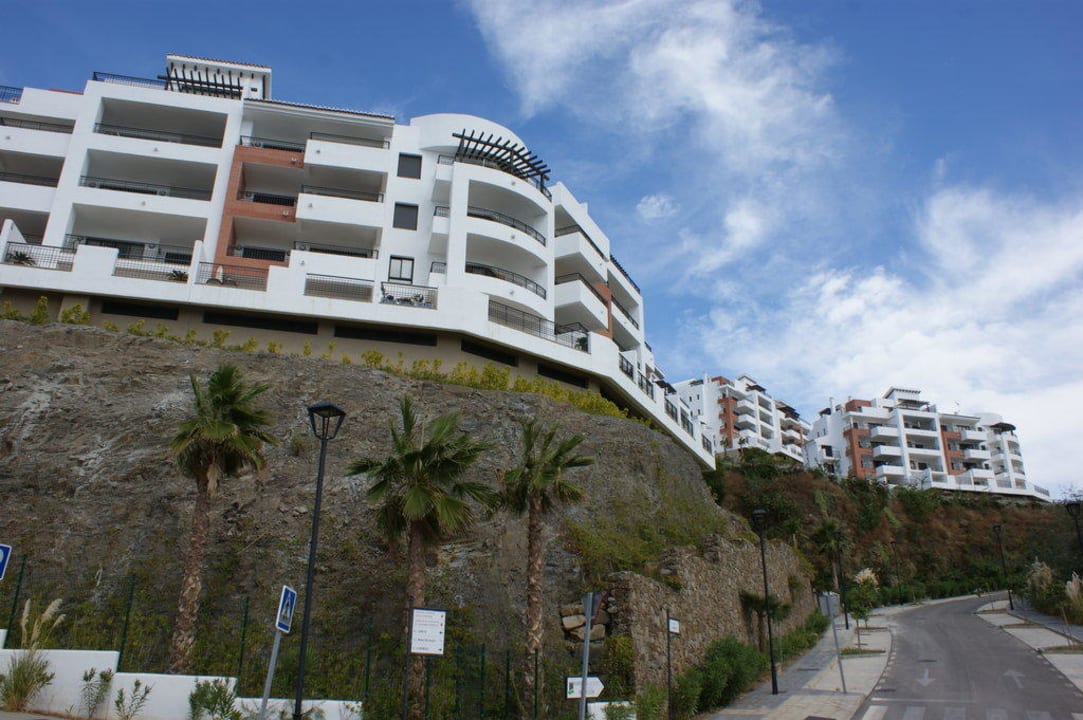 Widok zewnętrzny od strony drogi dojazdowej Olée Nerja Holiday Rentals