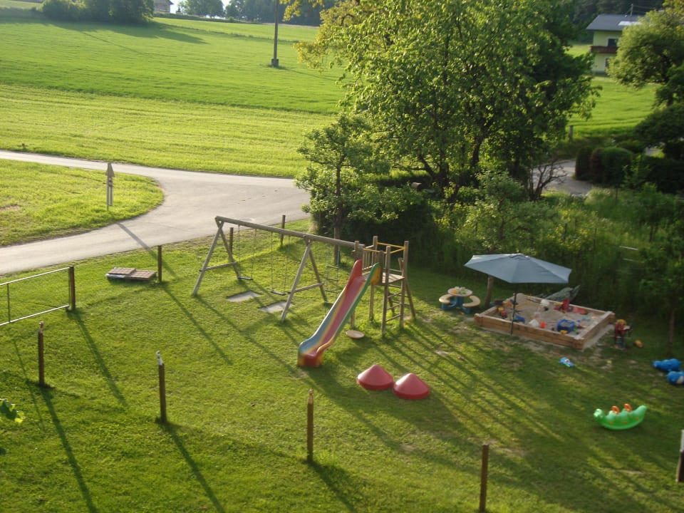Blick vom Balkon auf deb Spielplatz Erlebnisbauernhof Urak