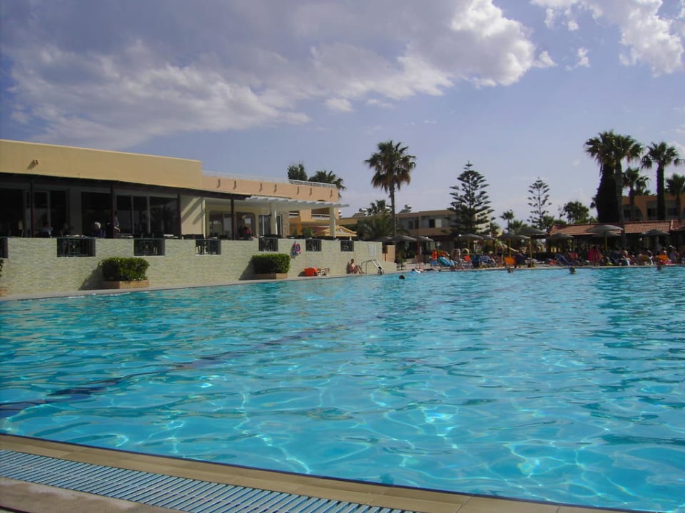 Große Poolanlage mit Mainbar Euro Village Achilleas Hotel