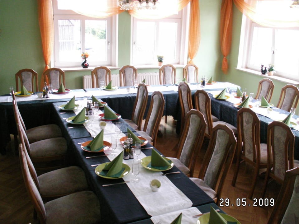 Prostřeno pro oslavu narozenin Hotel Weisser Hirsch