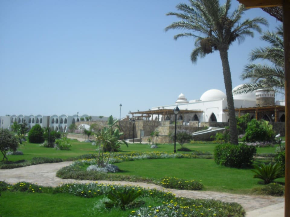 Weg zum Hauptrestaurant Hotel Gorgonia Beach Resort