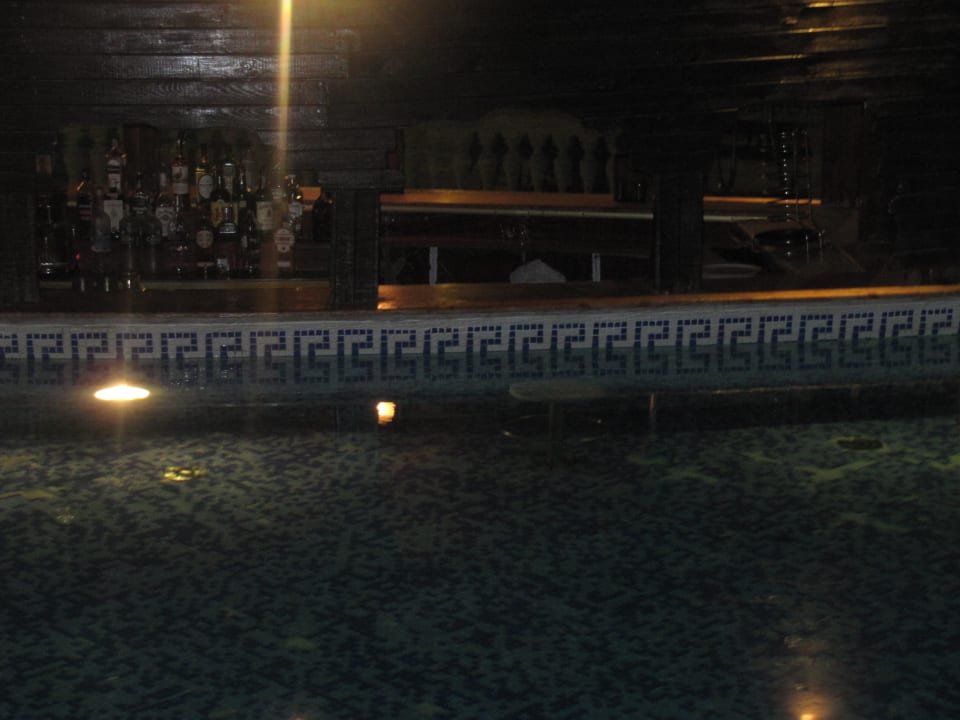 Abgebrochene Poolhocker Imperial Palace Hotel