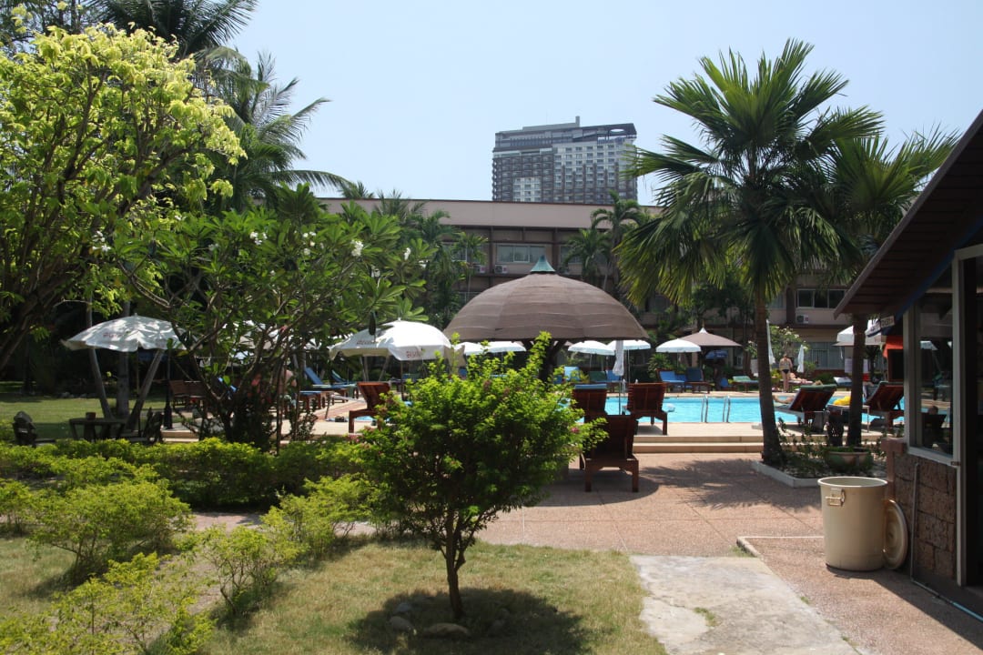 Zahrada od vchodu Basaya Beach Hotel & Resort