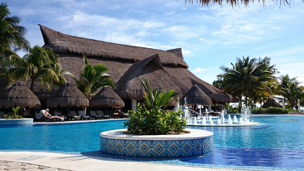 Poolbereich mit Mittagsrestaurant Catalonia Royal Tulum Beach & Spa Resort - Adults only