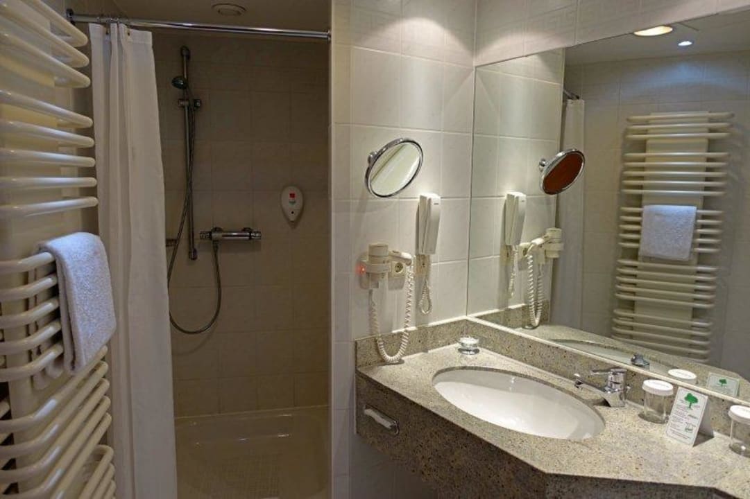 Bad mit dunkler Dusche Lindner Hotel Cottbus