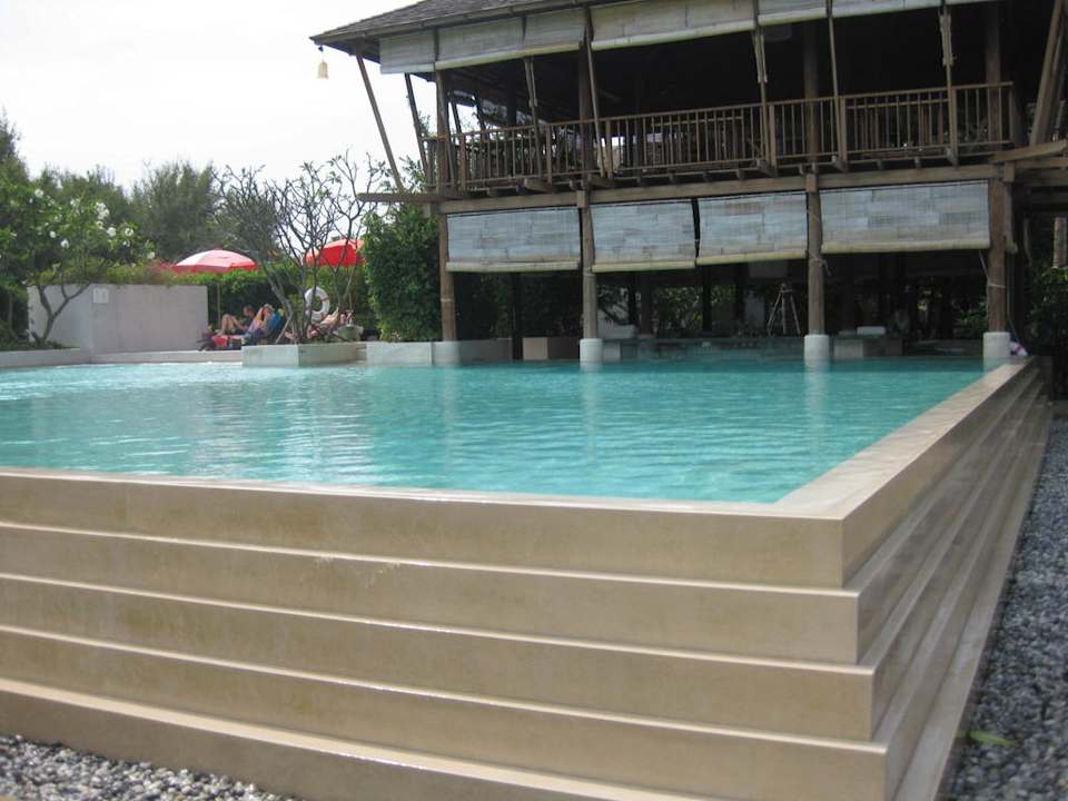 Poolanlge mit Blick auf Terrasse The Palayana Hua Hin Resort