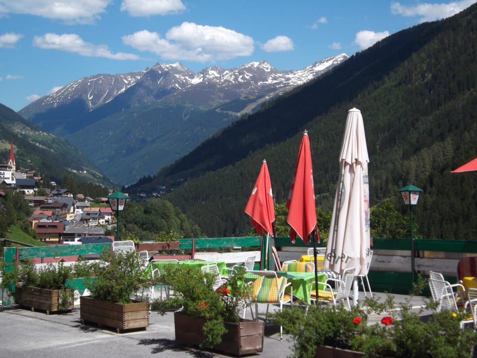 Blick über den Biergarten ins Tal Silvretta