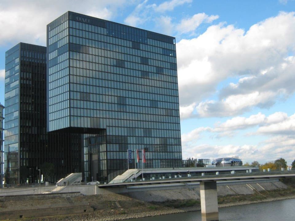 Blick von der Fußgängerbrücke Hotel Hyatt Regency Düsseldorf