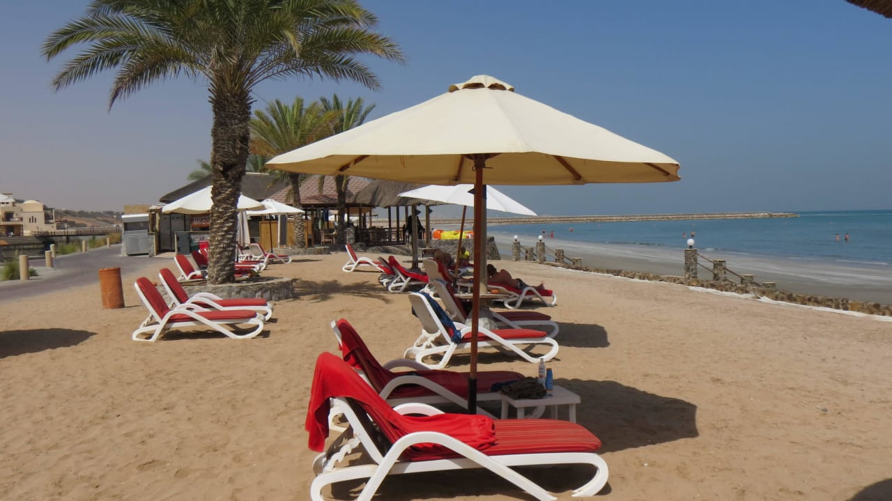 Hotelbereich am Strand  The Cove Rotana Resort