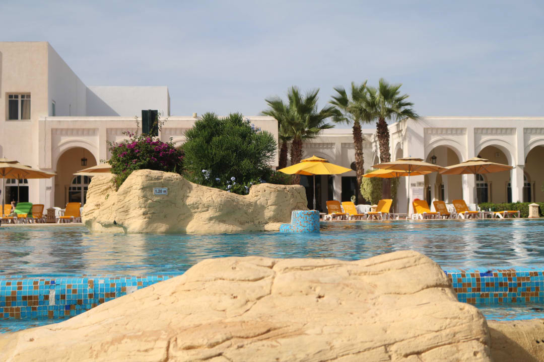 Poolanlage mit Hotel Hotel Medina Belisaire & Thalasso