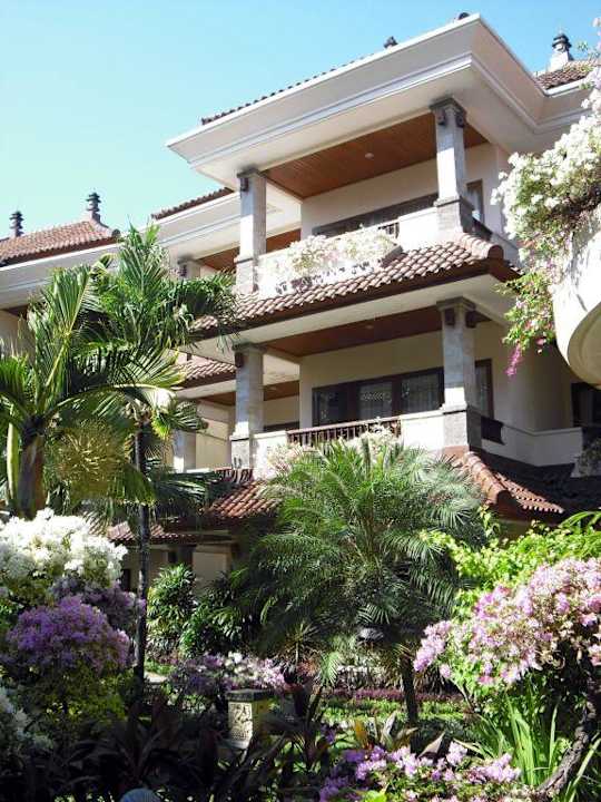 Teil des zweistöckigen Zimmerkomplexes Hotel Parigata Resort & Spa