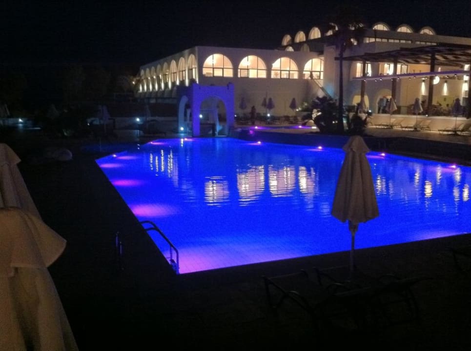 Pool bei Nacht TUI BLUE Oceanis Beach and Spa Resort