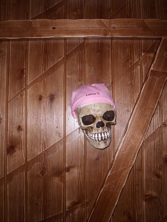 Toilettentür der Lobby Heide Park Abenteuerhotel