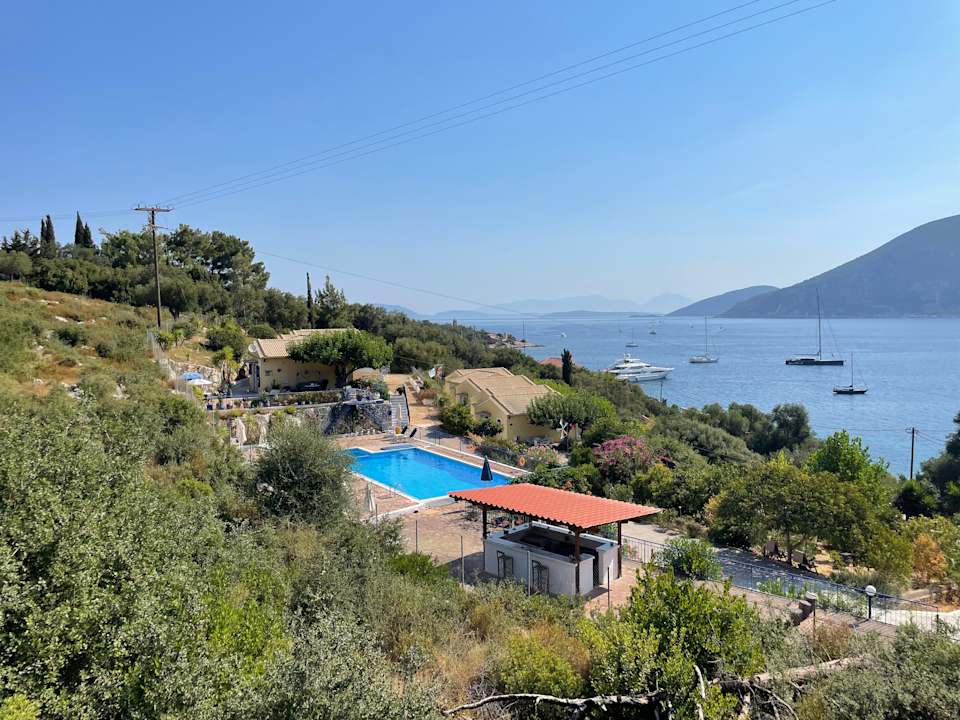 Außenansicht KAMINAKIA Apartments - Adults only policy - Delve into this little oasis where peace and quiet reign supreme - Sheltered by an evergreen cypress forest - Offering a large swimming pool exclusively for guests' use and breathtaking sea views from every room