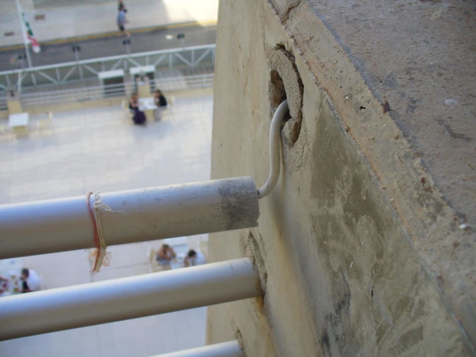 Wyrwane barierki na balkonie Bei Juan Playa Blanca