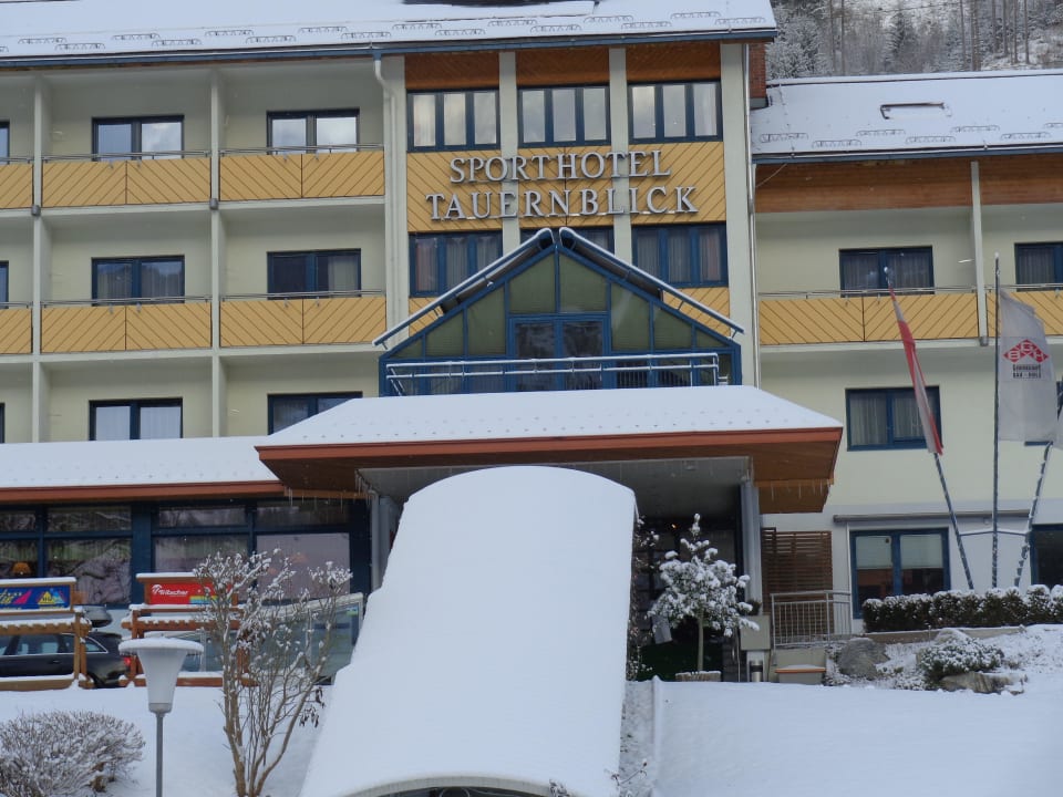 Eingang mit überdachtem Aufgang vom Parkplatz Hotel Tauernblick