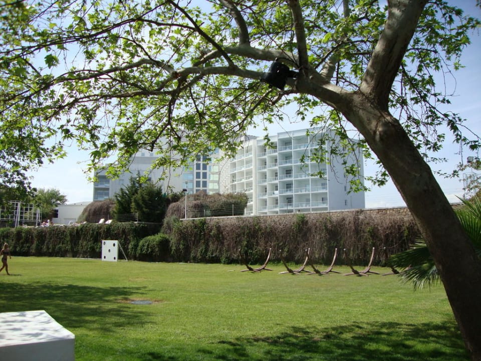 Blick von der Gartenanlage zum Hotelgebäude Hotel SU & Aqualand