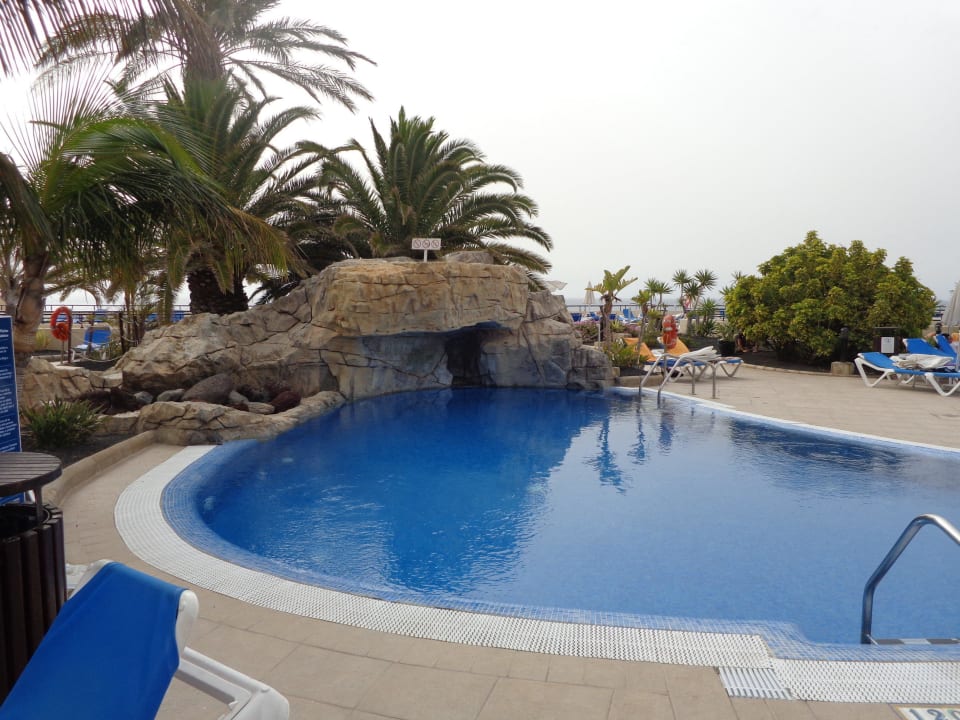 Blick auf den Pool Iberostar Waves Playa Gaviotas