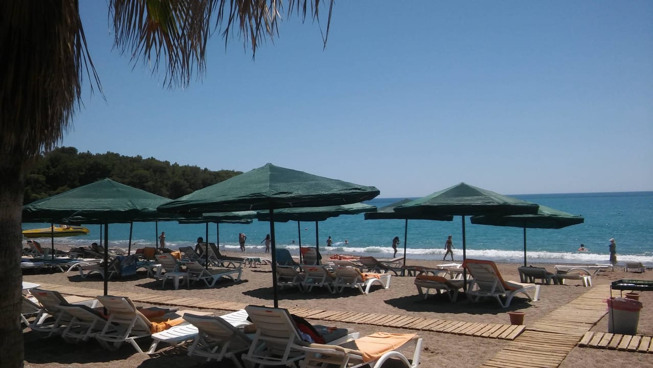 Piękna szeroka plaża ze żwirkiem Justiniano Club Alanya