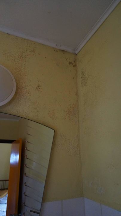 Im Bad....was sind das wohl für Flecken ? Watapana Appartements