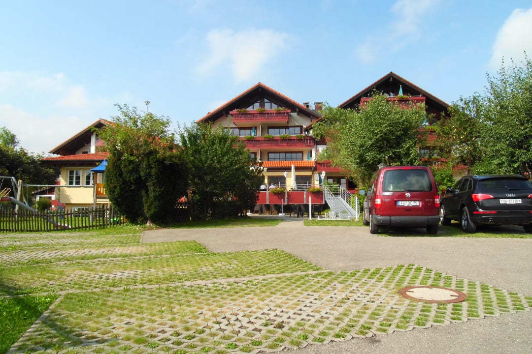 Blick vom Parkplatz auf die drei Giebel und die Zufahrt Familien- und Wellnesshotel Viktoria