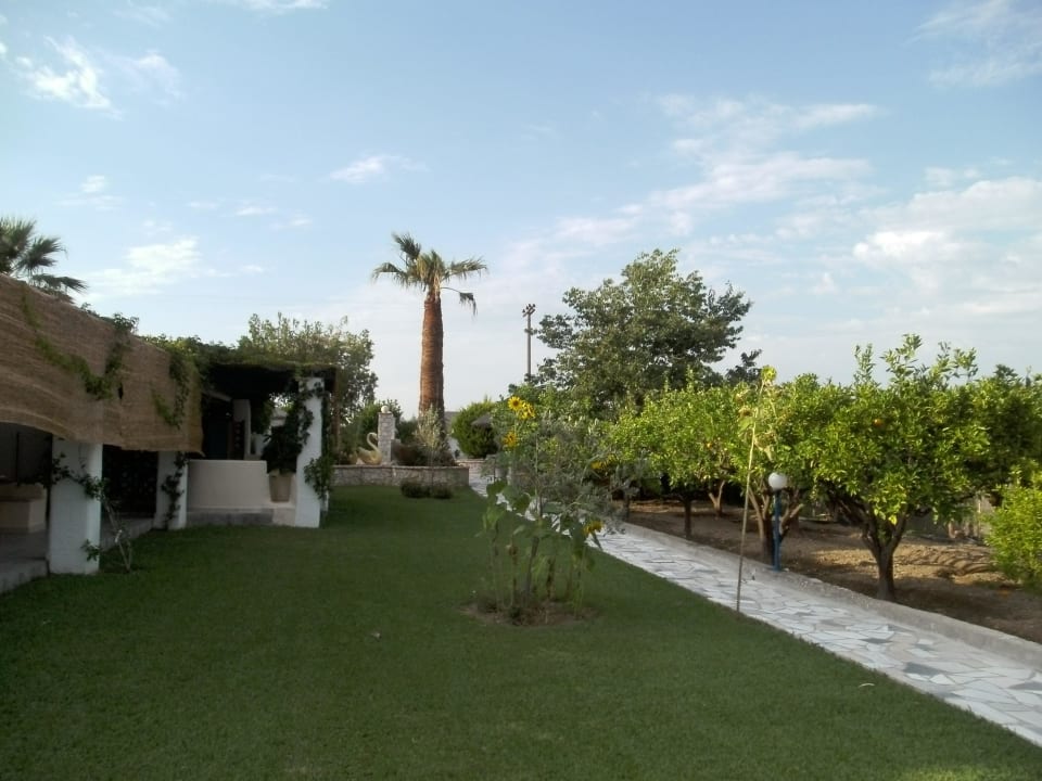 Weg hinter den Appartements zum Pool Elefteria Apts & Suites
