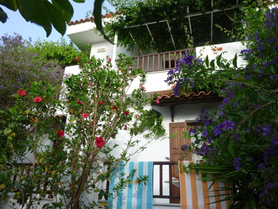 View up to the rooms - Blick auf die Hotelanlage Hotel Golden Sun