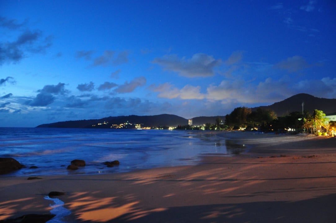 Sonnenuntergang am Strand Karona Resort & Spa