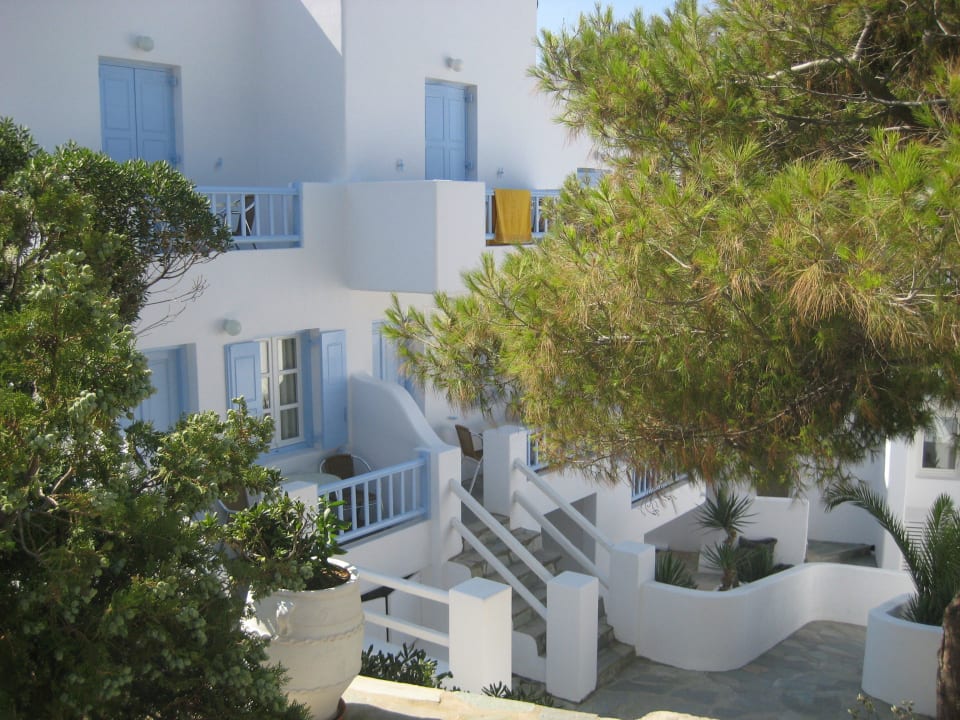 Einige Zimmer zur Landseite Hotel Manoulas Beach