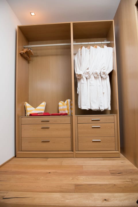 Ferienwohnung, Ankleide mit Bademänteln Relax- & Vitalhotel Adler