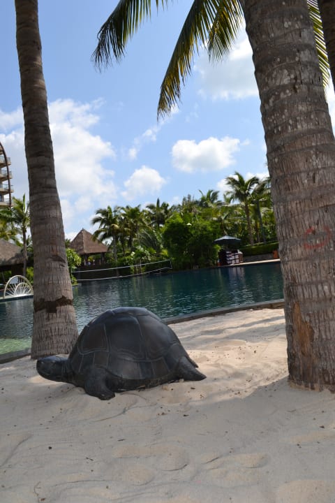 Pool teilweise mit Sand Hotel Pullman Oceanview Sanya Bay Resort & Spa