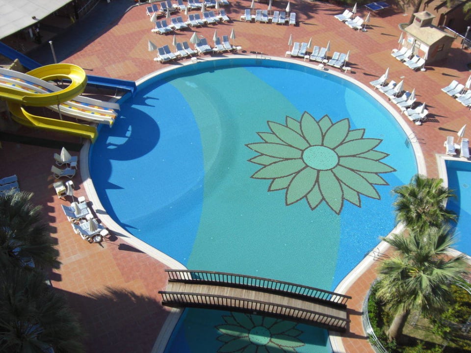 Teil der Poolanlage Leodikya Kirman Premium
