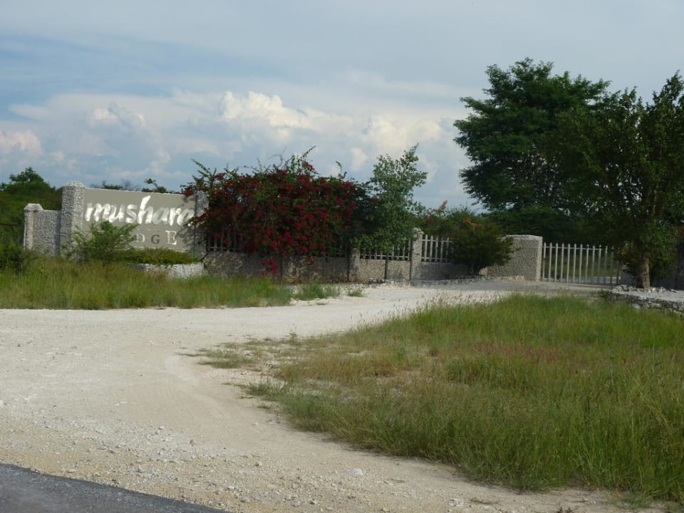 Einfahrt Hotel Mushara Lodge